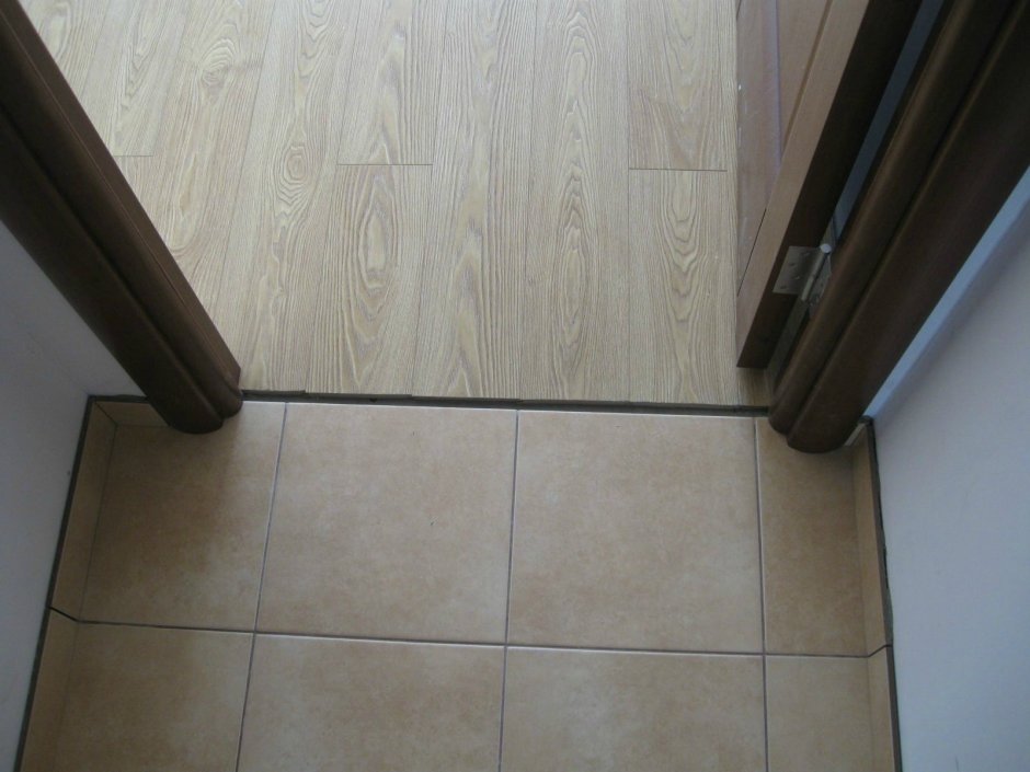 Стык плитка в кухне на полу