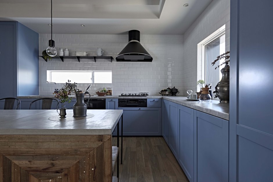 Синие кухни с деревянной столешницей в скандинавском стиле