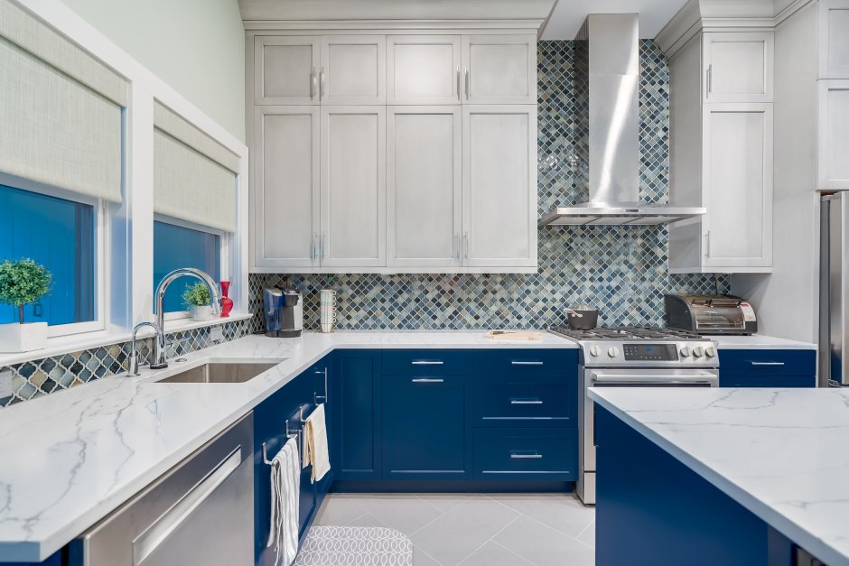 Кухня классика синий низ белый верх