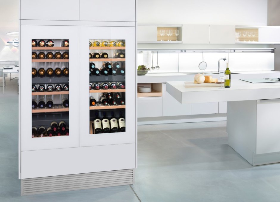 Встроенный винный холодильник на кухне