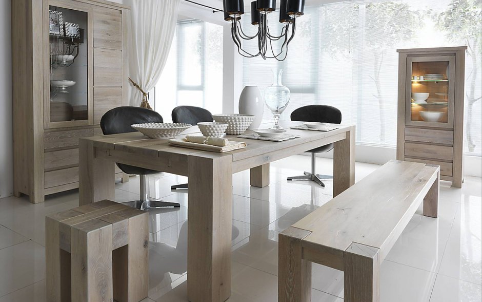 Стильный деревянный стол