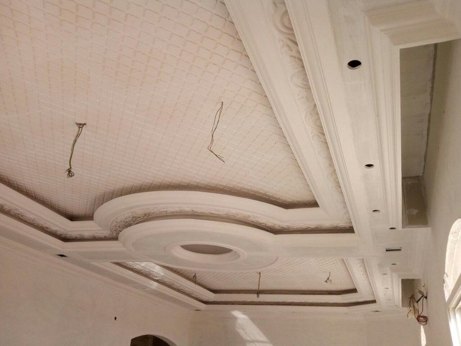 Фигурное потолок из гипсокартона классический