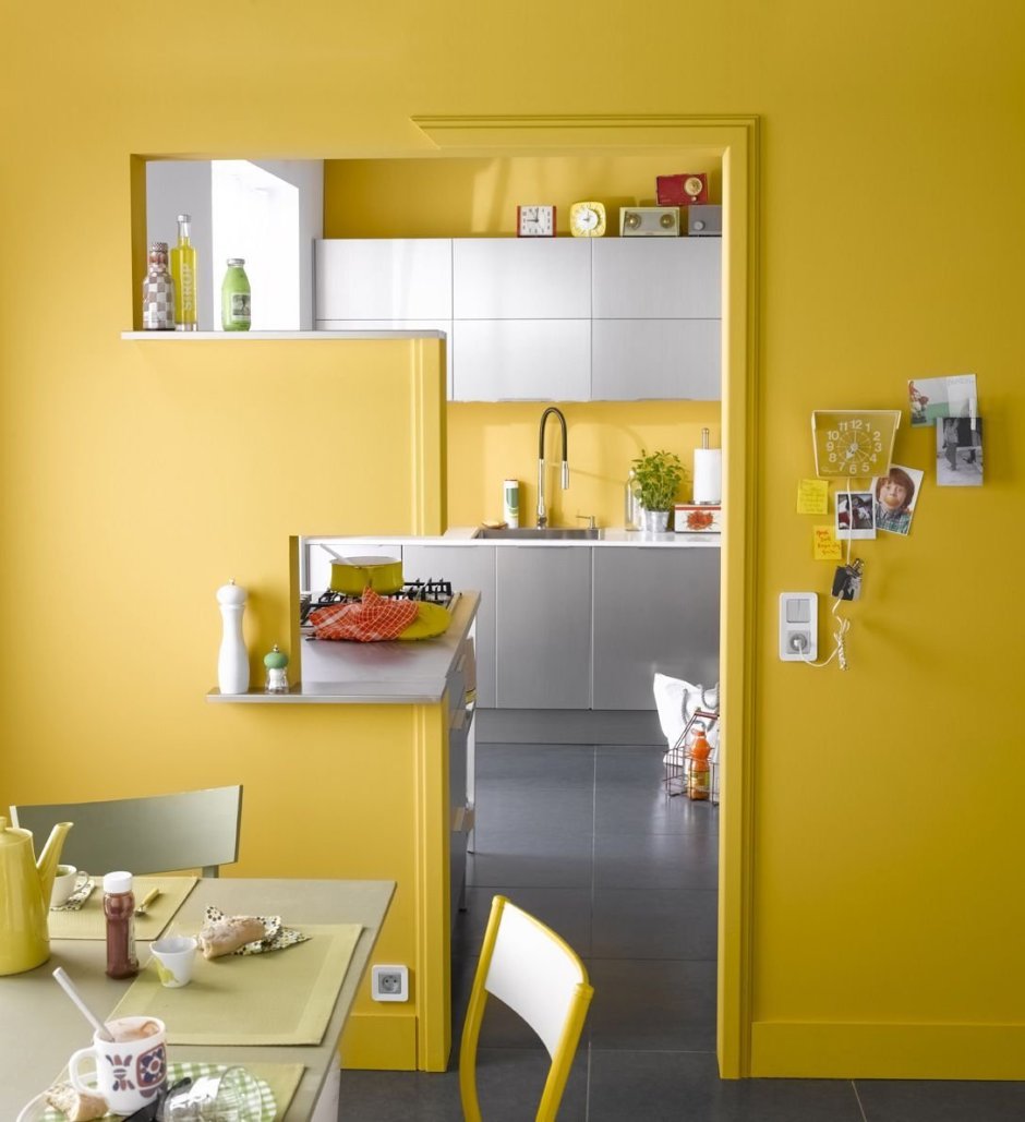 Желтый цвет стен на кухне