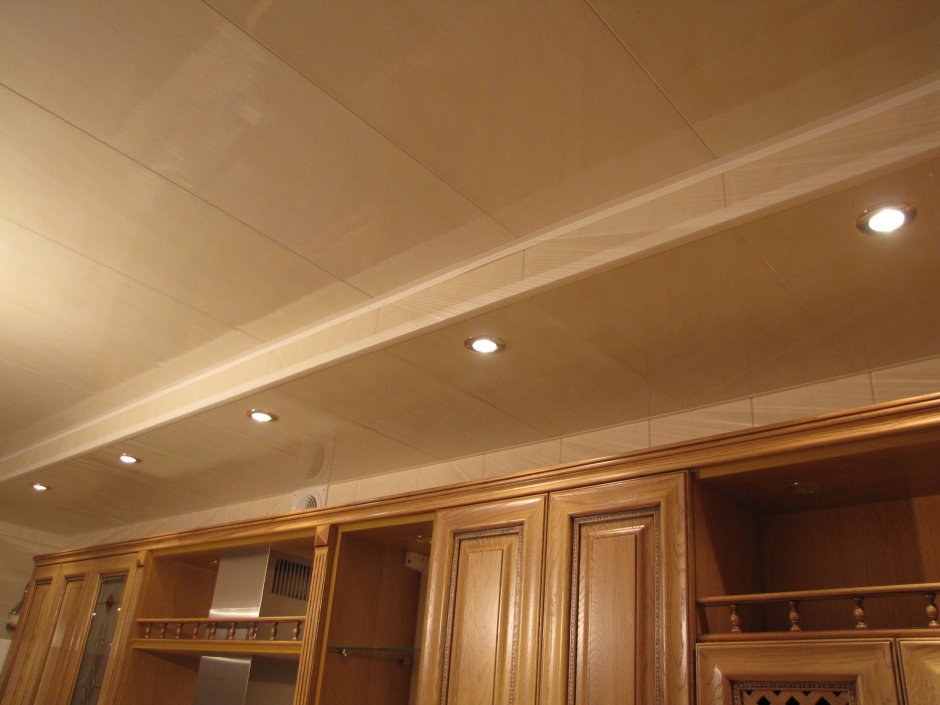 Потолок на кухне из пластиковых панелей