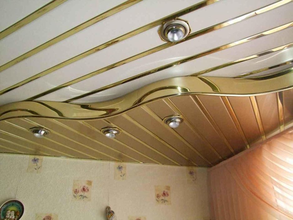 Потолок из панелей на кухне