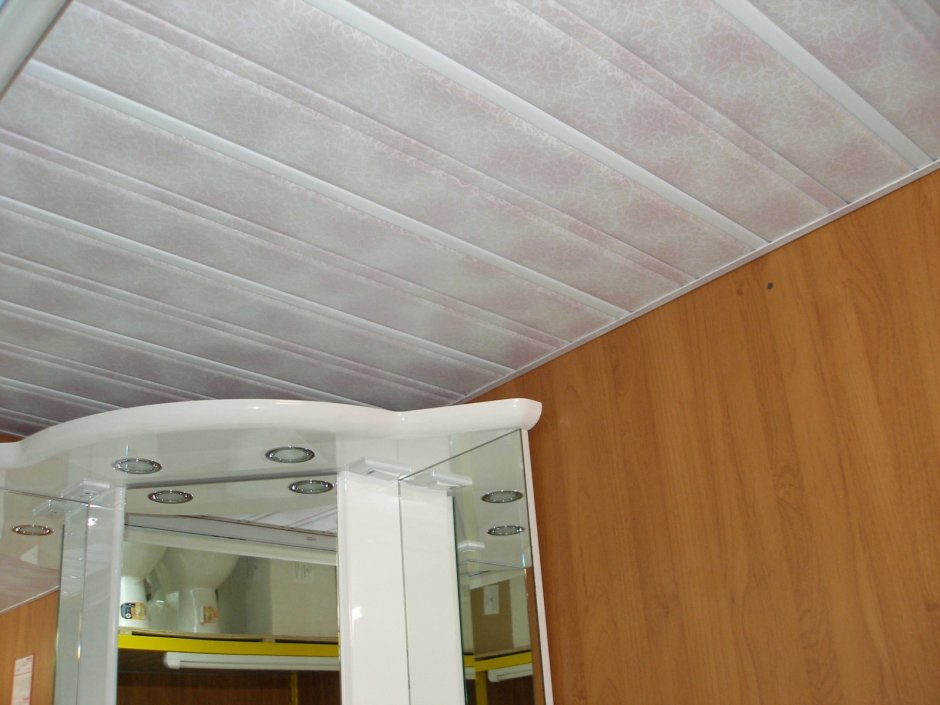 Потолок из МДФ панелей на кухне