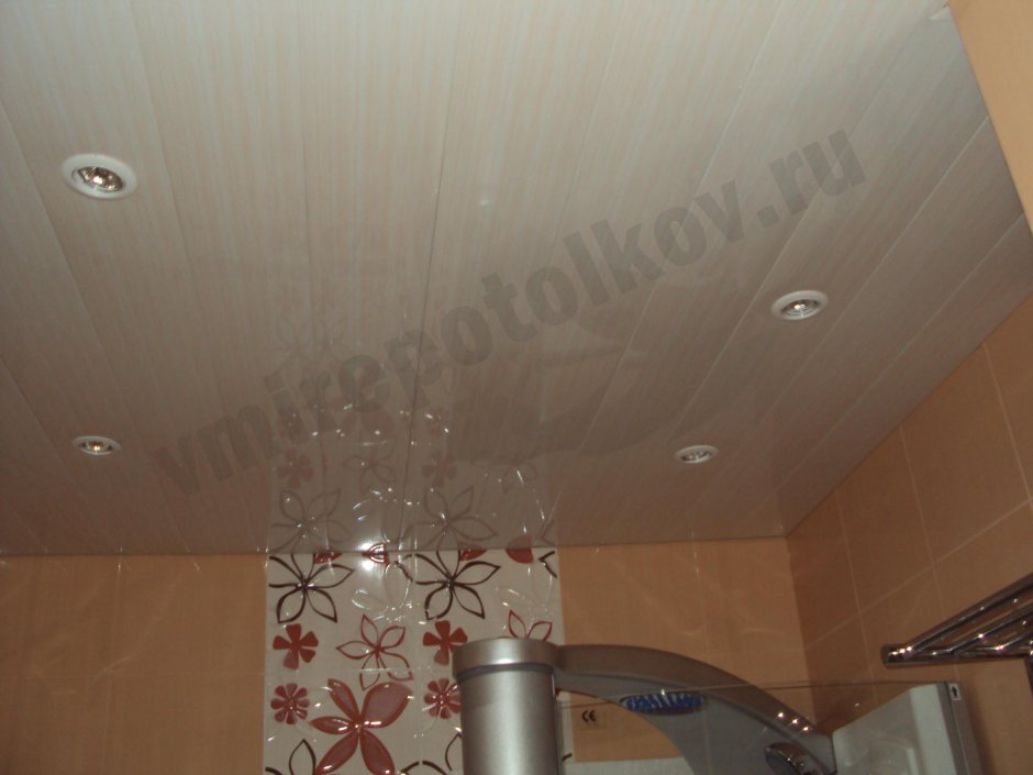 Потолок из панелей ПВХ на кухне вытяжку