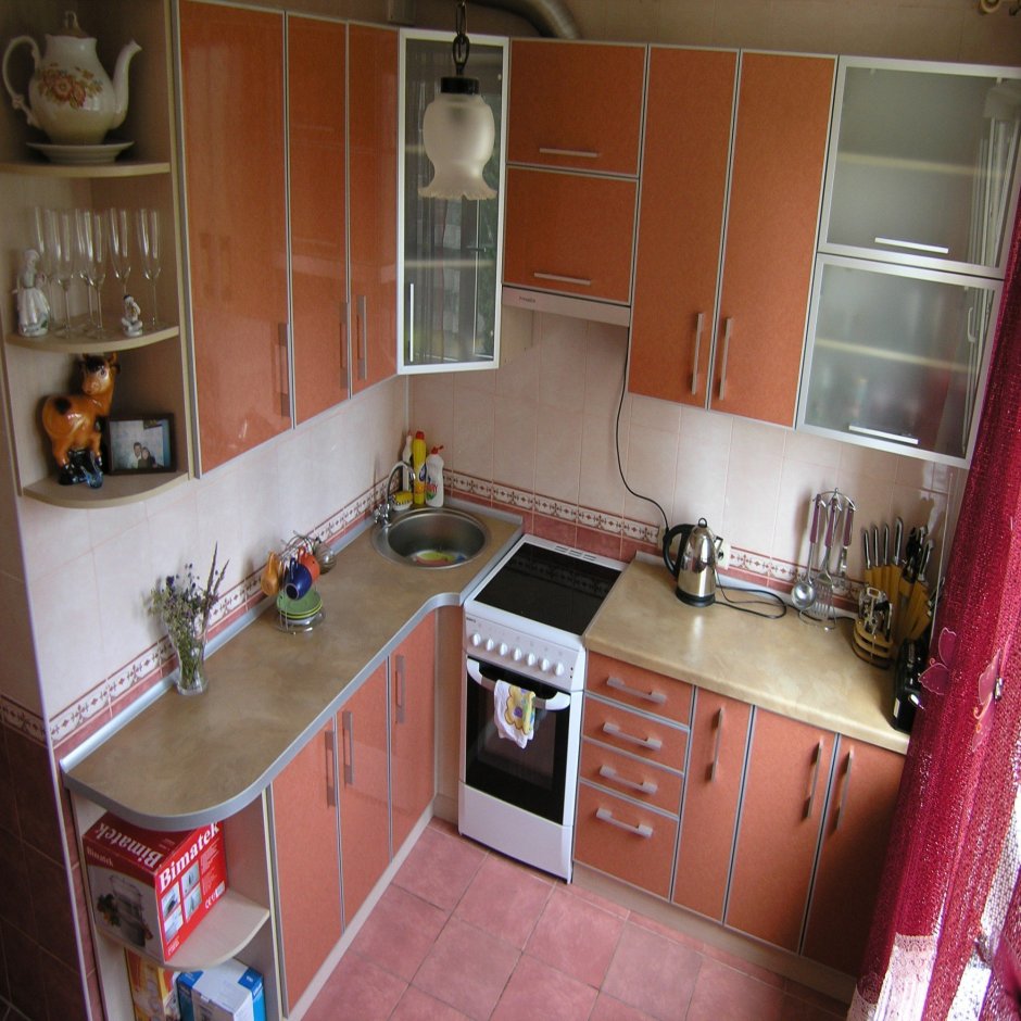 Маленькая угловая кухня в панельном доме