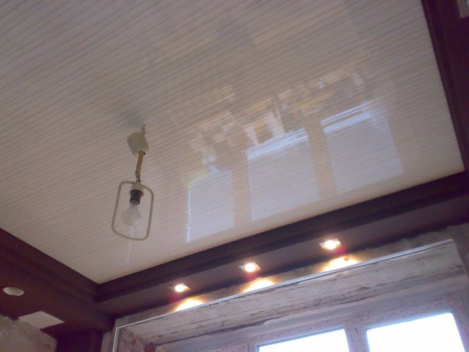 Потолок на кухне пластиковыми Пан