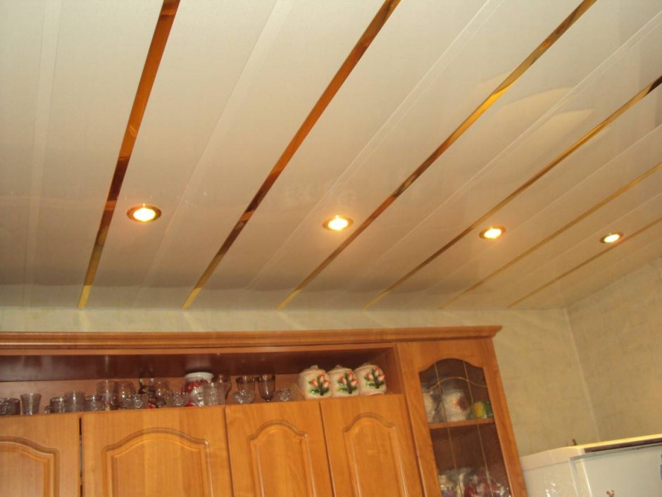 Потолок на кухне из пластиковых панелей (65 фото)