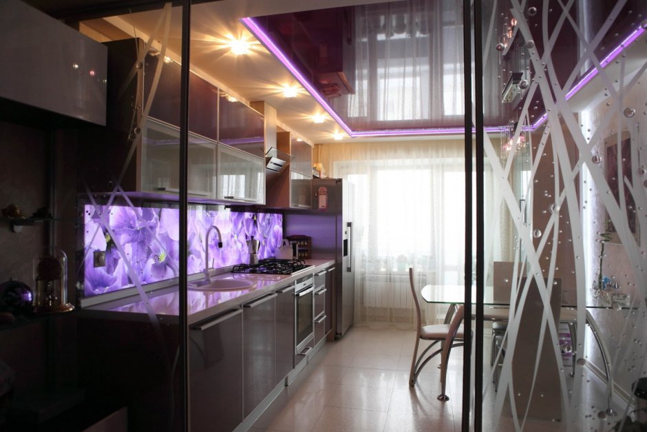 Кухня с фиолетовой подсветкой
