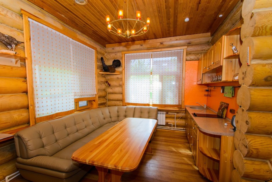 Интерьер деревянной кухни в бане