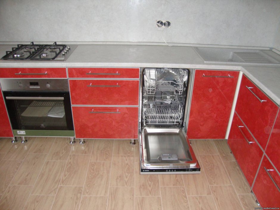 Посудомоечная машина в кухонном гарнитуре