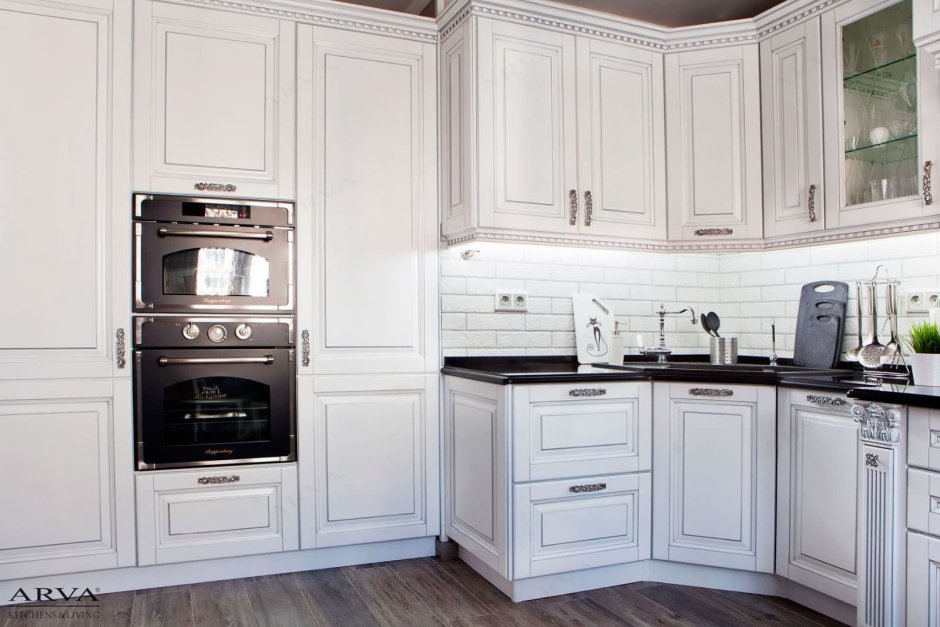 Белая кухня с золотой фурнитурой (65 фото)