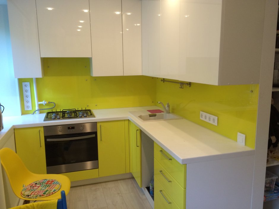 Кухня встроенная желтого цвета