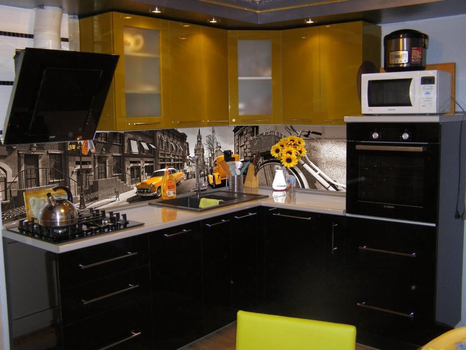 Желтый фартук на кухне (85 фото)