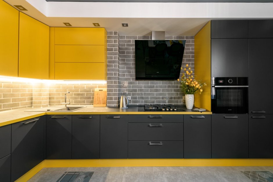Кухня в шоколадном цвете дизайн фото с желтым фартуком фото