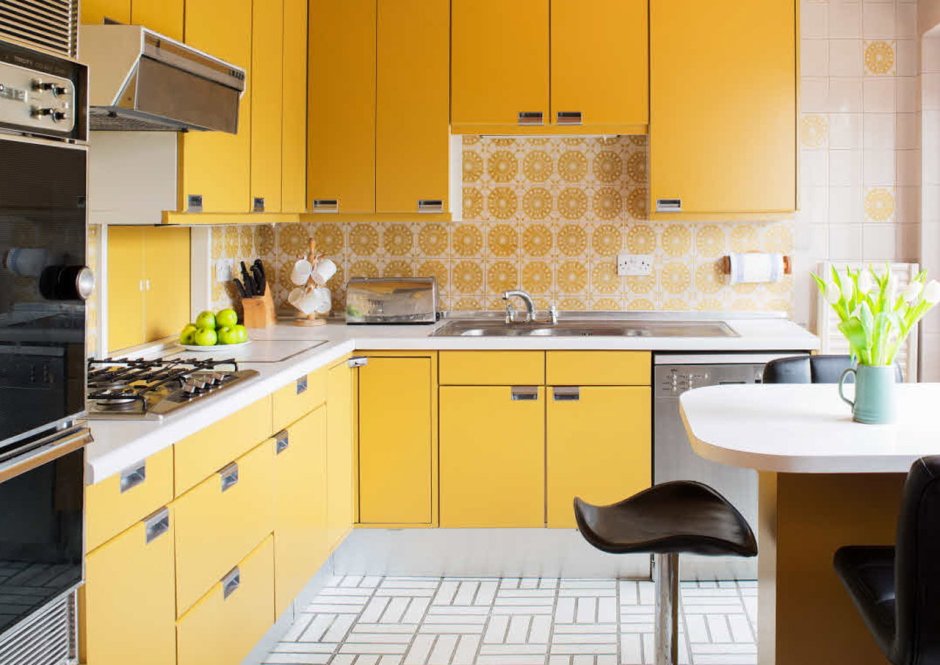 Желтая вагонка на кухне