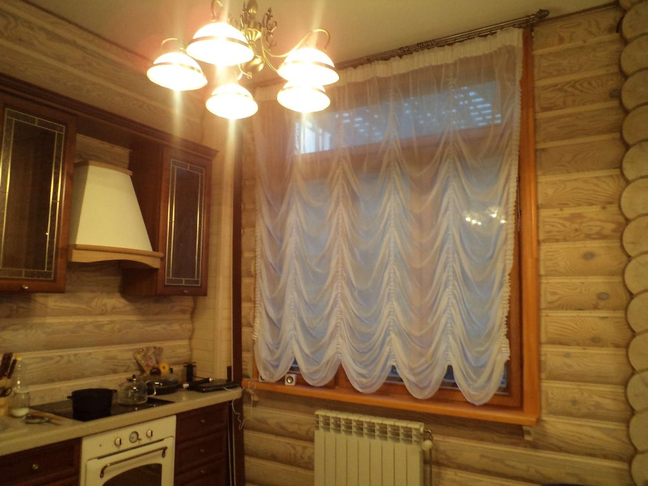 Кухня в загородном доме с окном