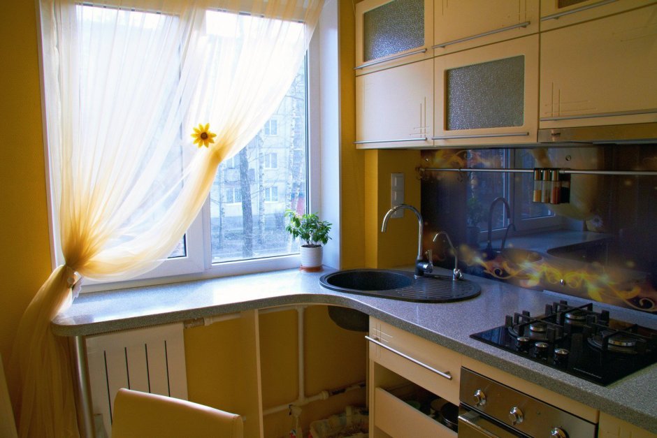 Кухня со столешницей у окна