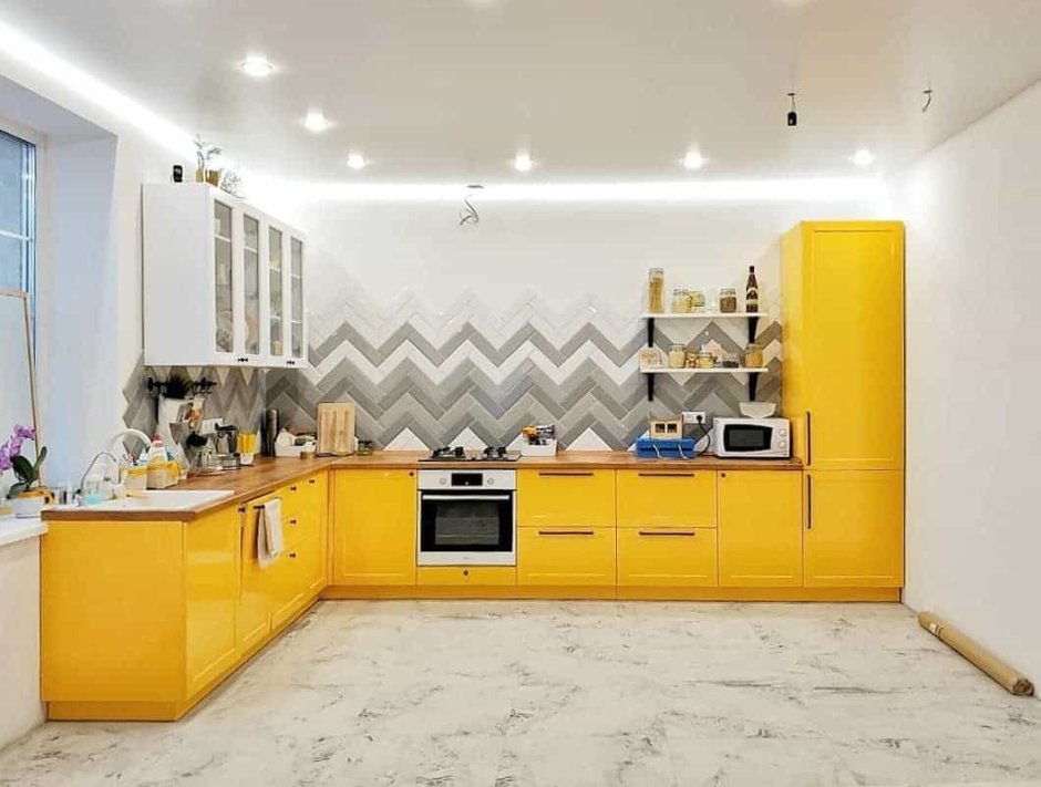 Желтая кухня с деревянной столешницей