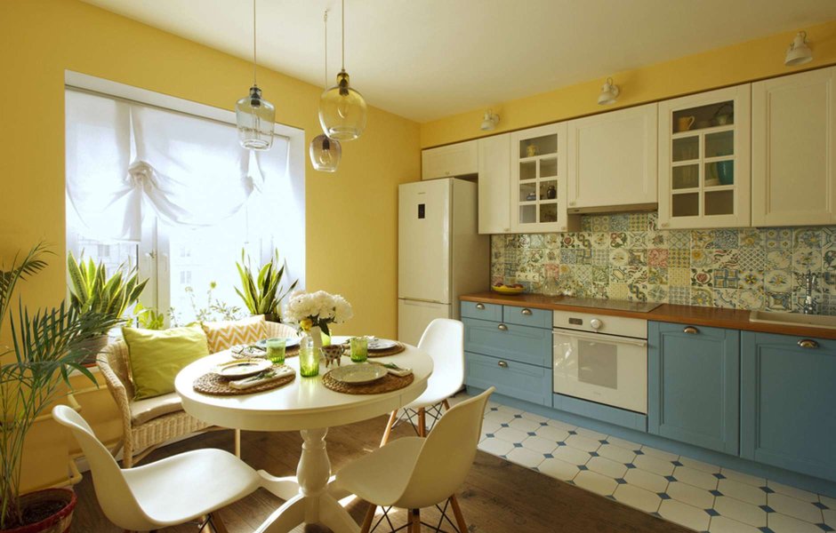 Желто синяя кухня
