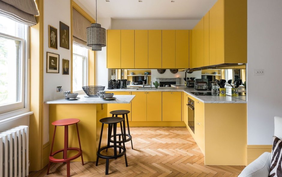 Кухня желто синяя и цветная плитка