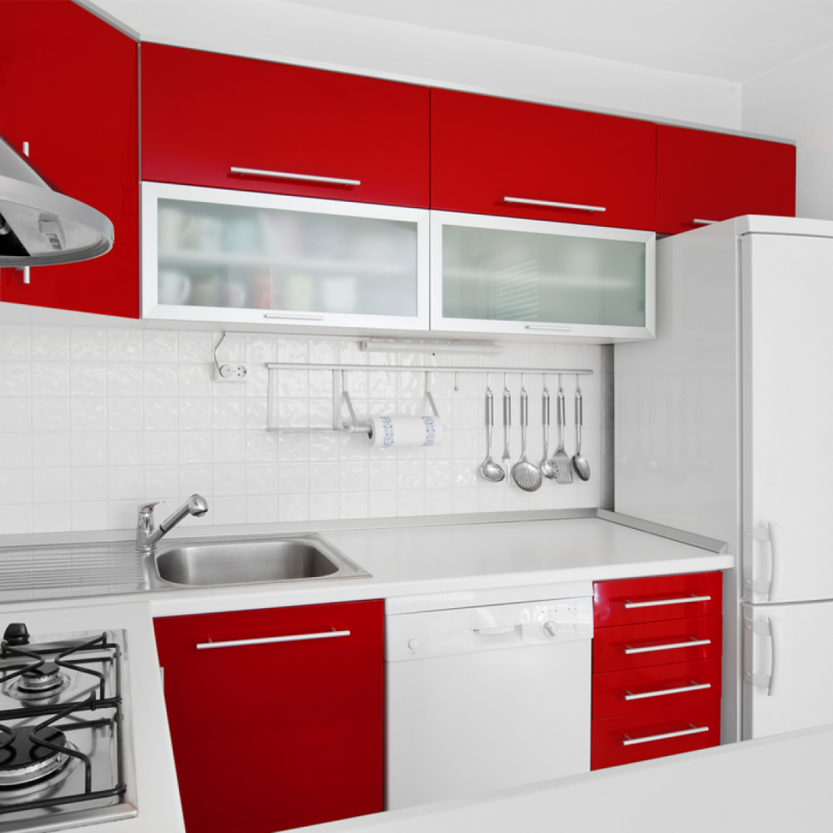 Кухонный гарнитур белый верх красный низ