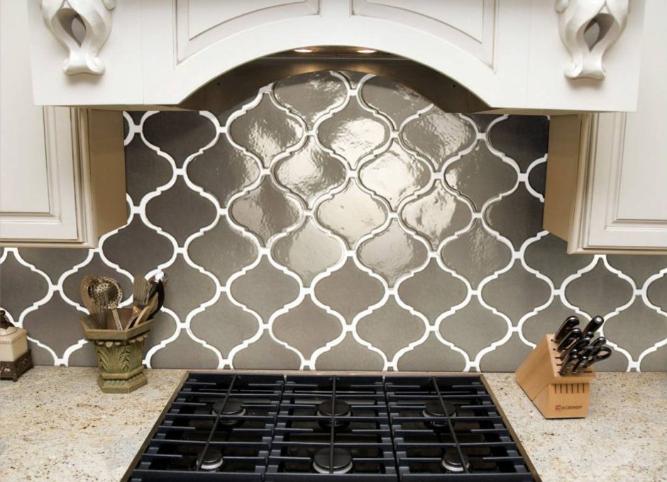 Плитка Арабеска на кухонном фартуке