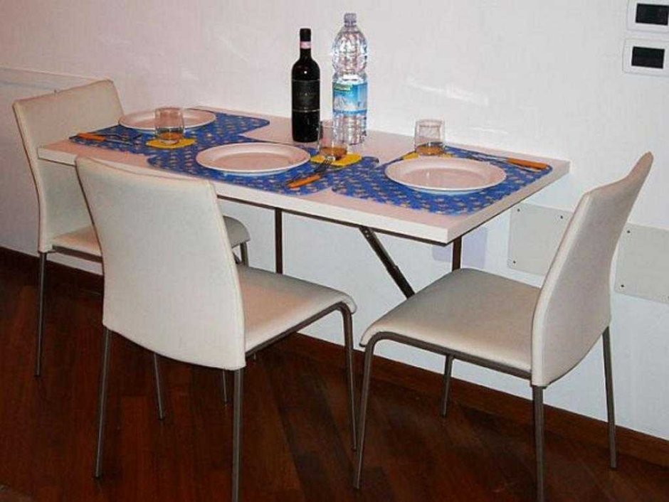 Обеденный стол из столешницы для маленькой кухни