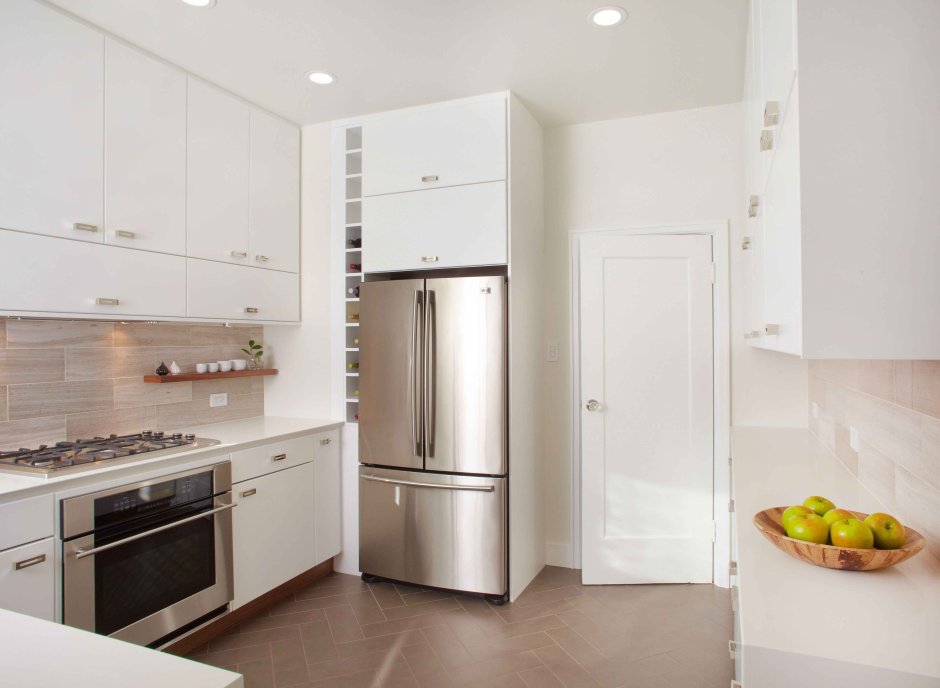 Невысокий холодильник Смег в интерьере кухни