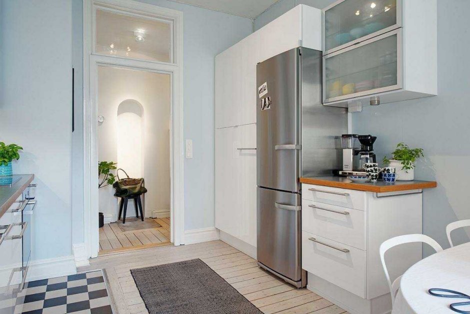 Холодильник на белой кухне с темной столешницей