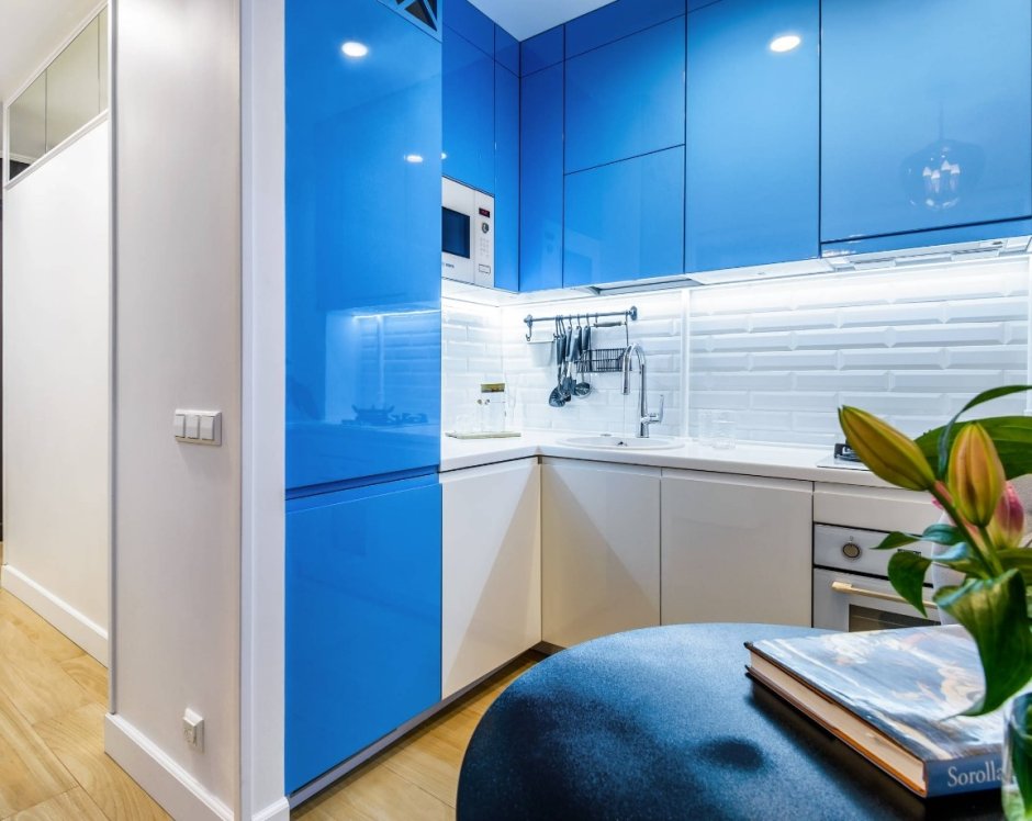 Синий холодильник в интерьере