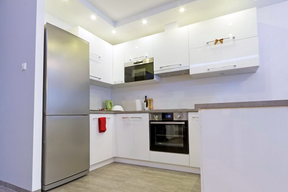 Серый холодильник в интерьере маленькой кухни
