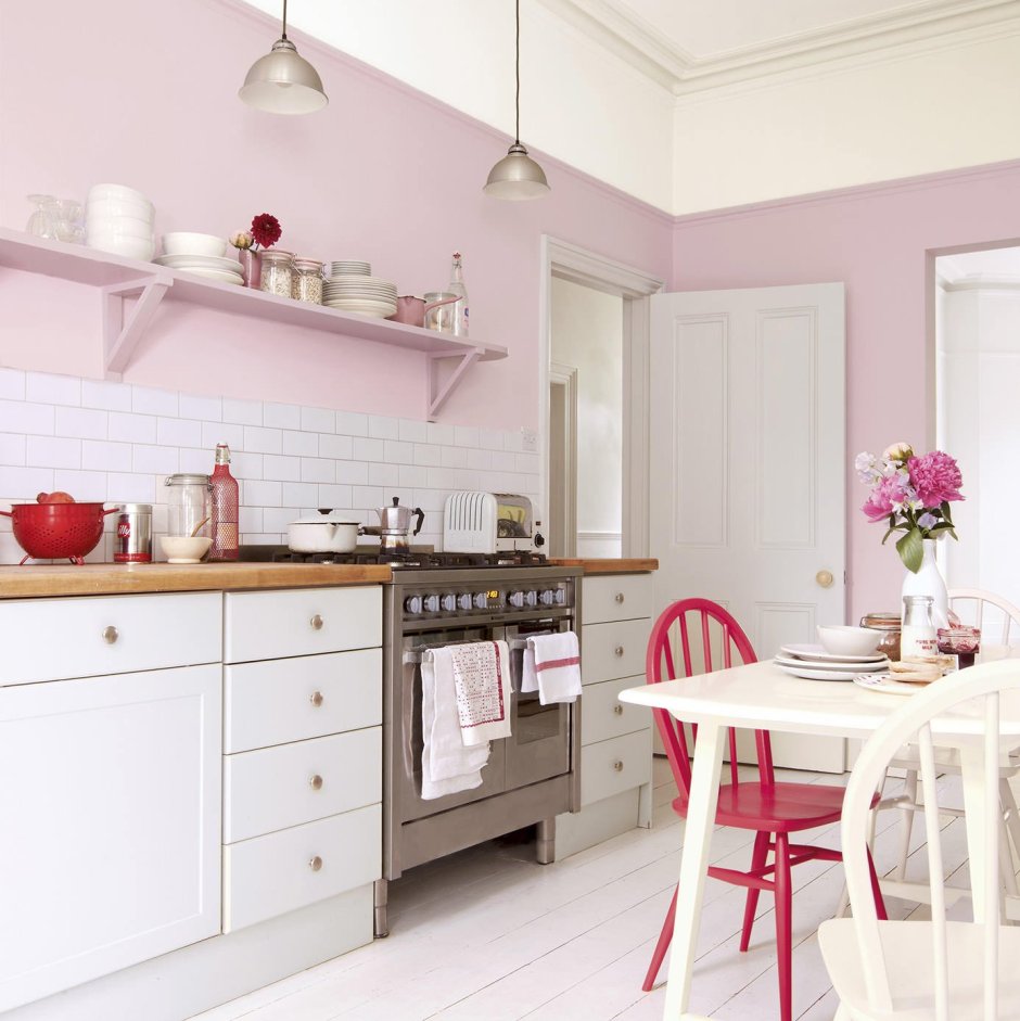 Белая кухня с розовой столешницей