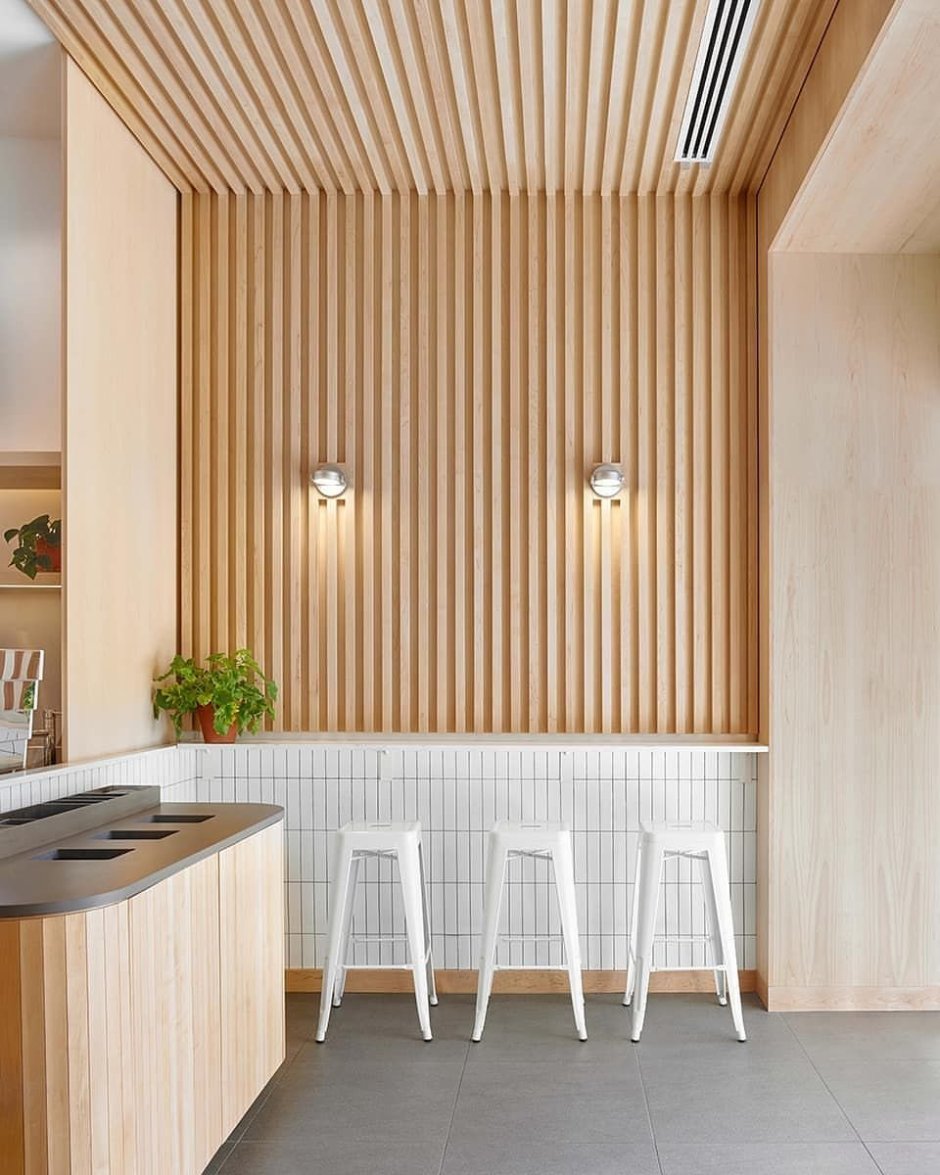 Деревянные рейки на кухне на стене