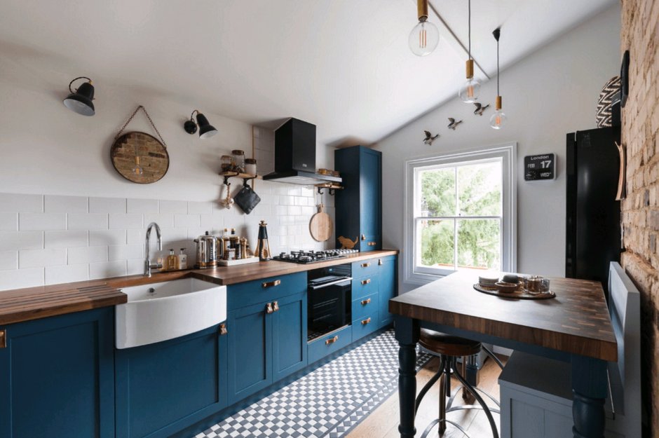 Синяя кухня под потолок