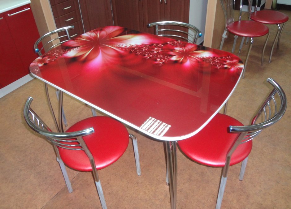 Стол кухонный стеклянный красный
