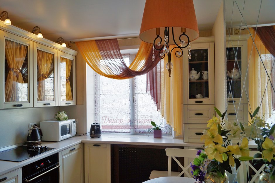 Шторы на кухню с балконной дверью в современном стиле в квартире фото