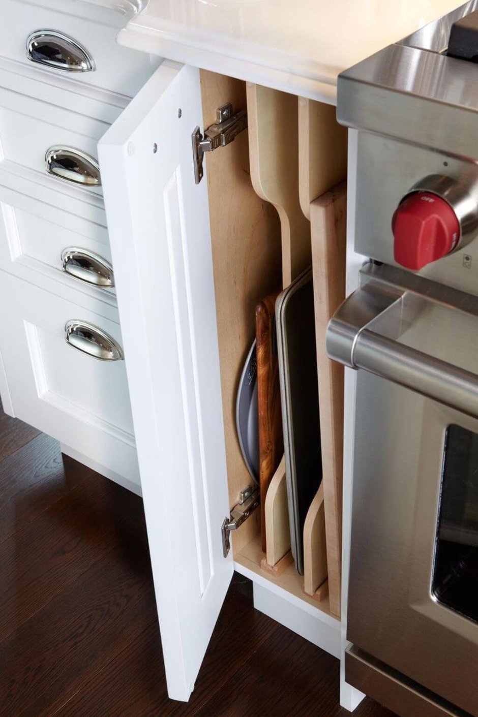 бутылочница между плитой и холодильником