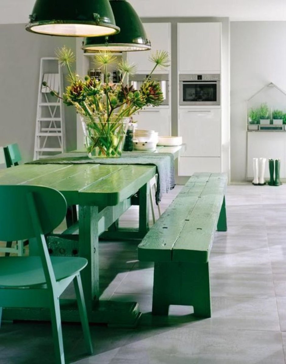 Зеленые кухонные стулья в интерьере