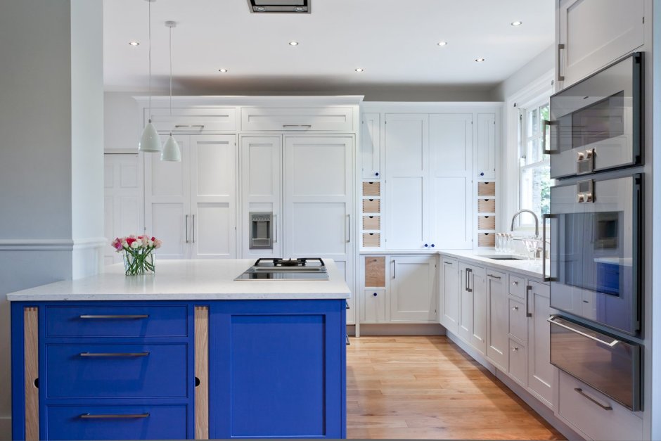 Белая кухня с голубым фартуком