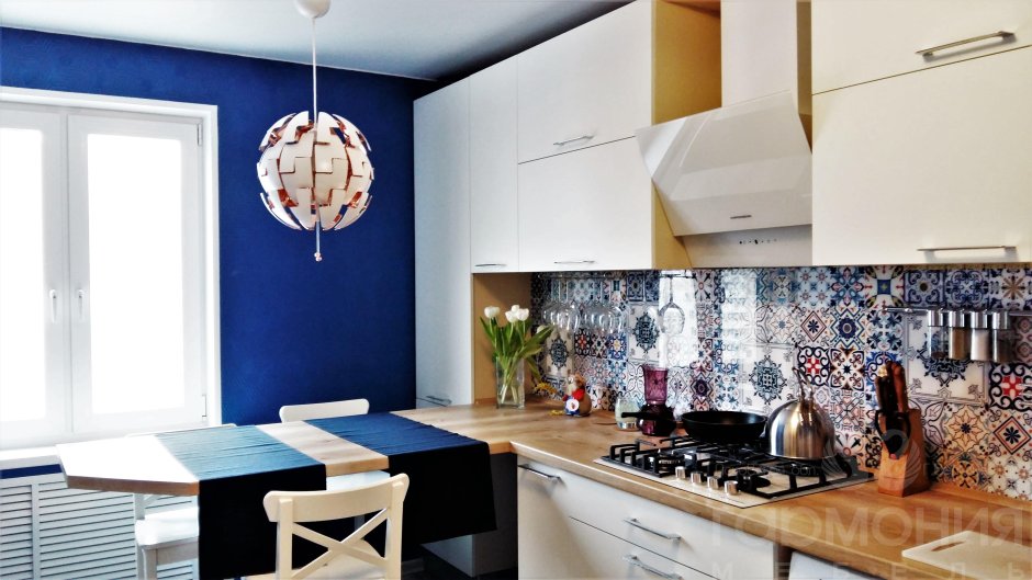 Белая кухня с голубым фартуком (64 фото)
