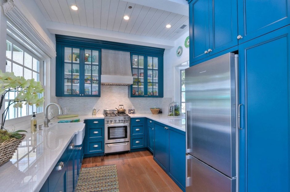 Белая глянцевая кухня с голубым фартуком
