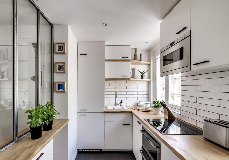 Кухня в скандинавском стиле с холодильником