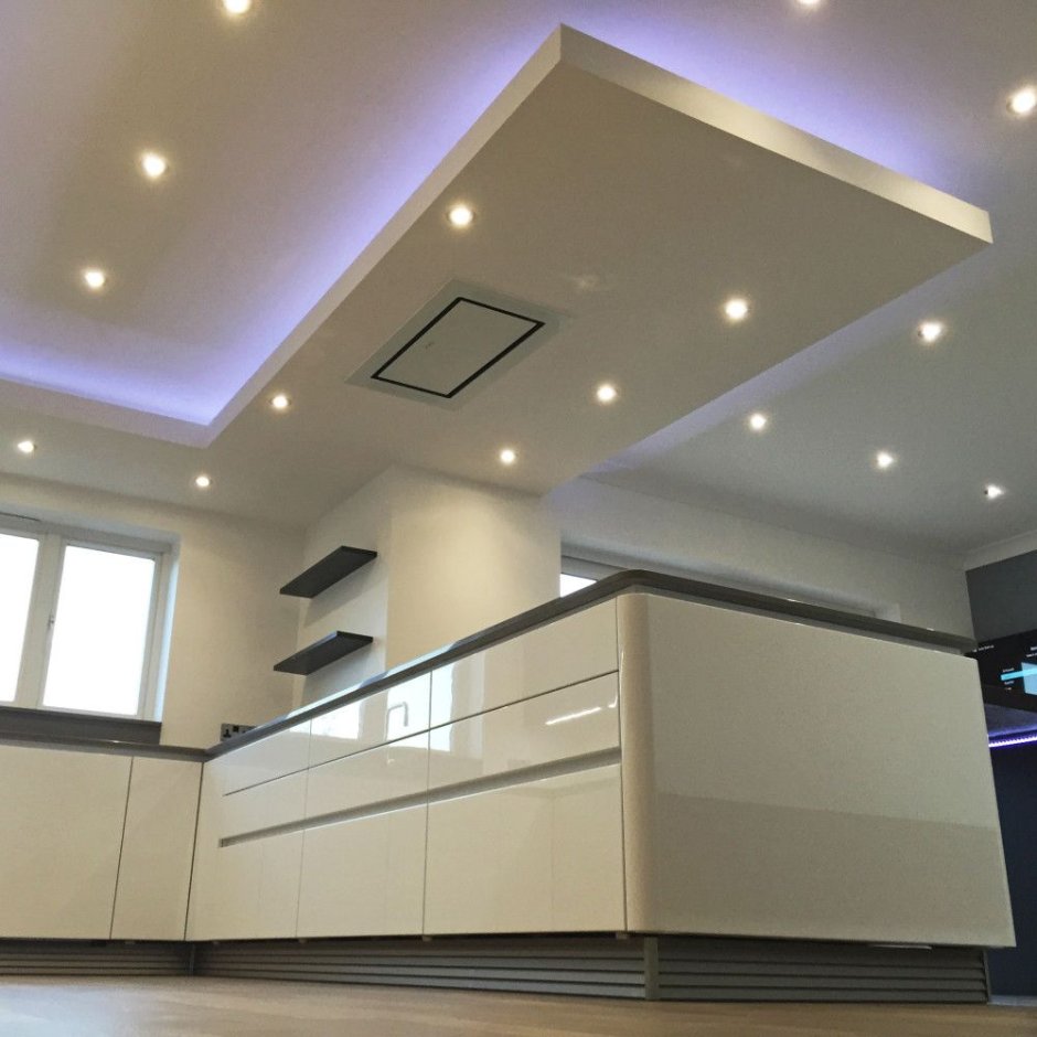 Потолок с гипсокартона с подсветкой на кухне