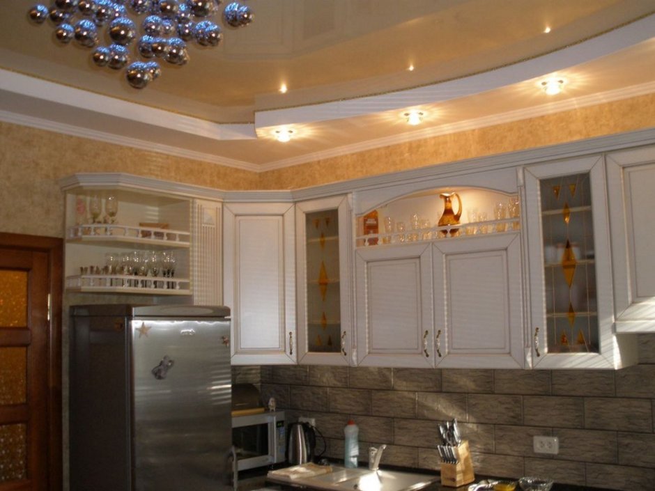Красивые потолки из гипсокартона на кухне