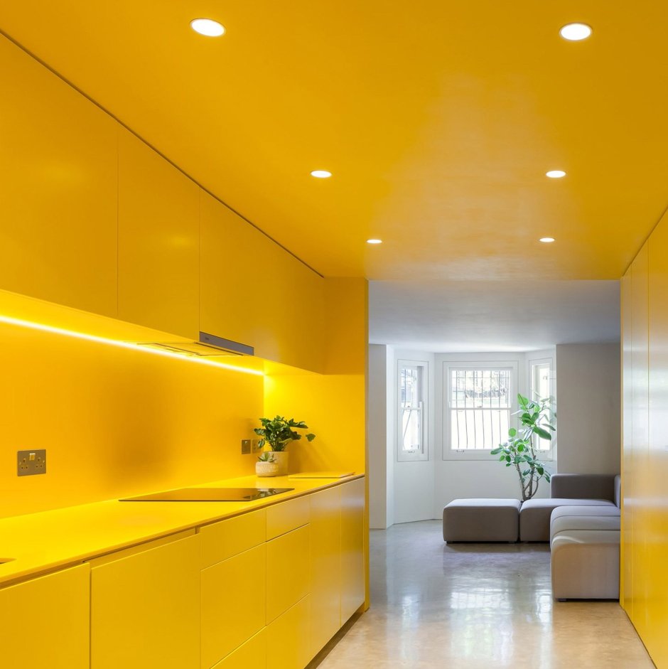 Желтый натяжной потолок на кухне