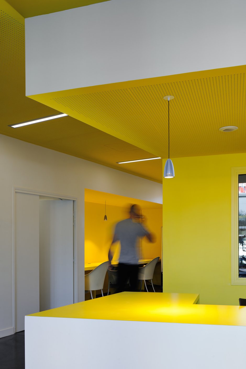 Желтый натяжной потолок на кухне