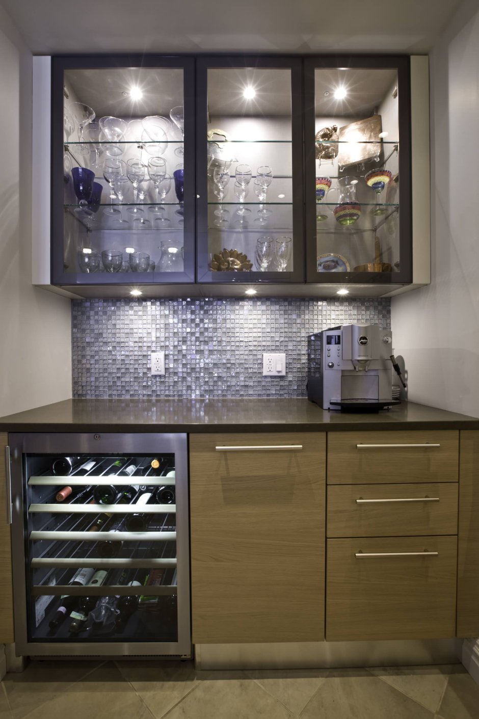 Дизайн кухни со стеклянными шкафами фото